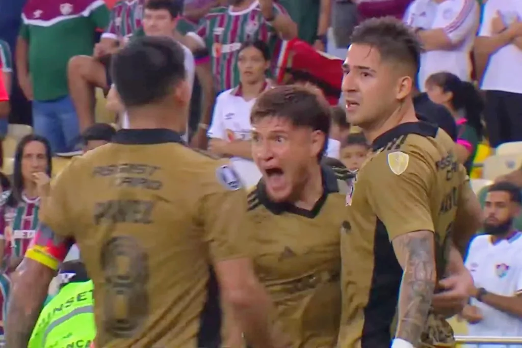 Guillermo Paiva junto a Leonardo Gil y Esteban Pavez celebrando el gol de Colo-Colo.