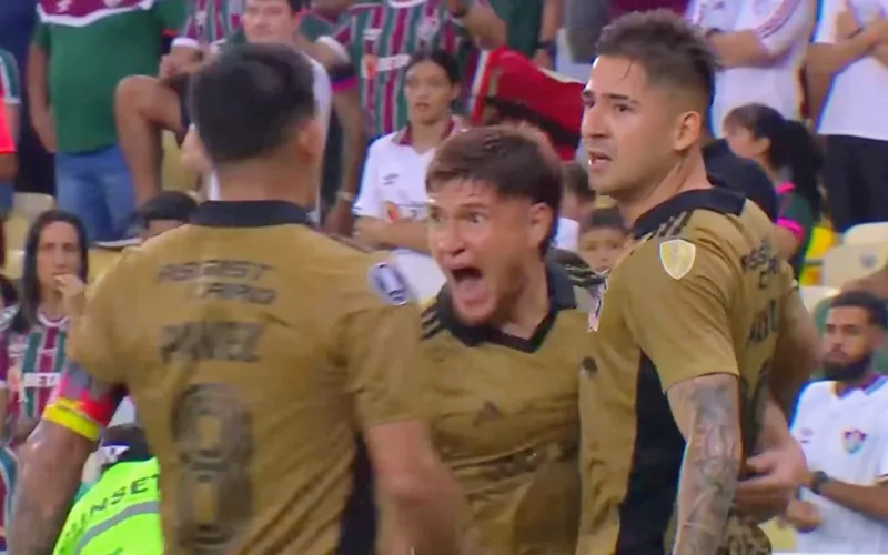 Guillermo Paiva junto a Leonardo Gil y Esteban Pavez celebrando el gol de Colo-Colo.