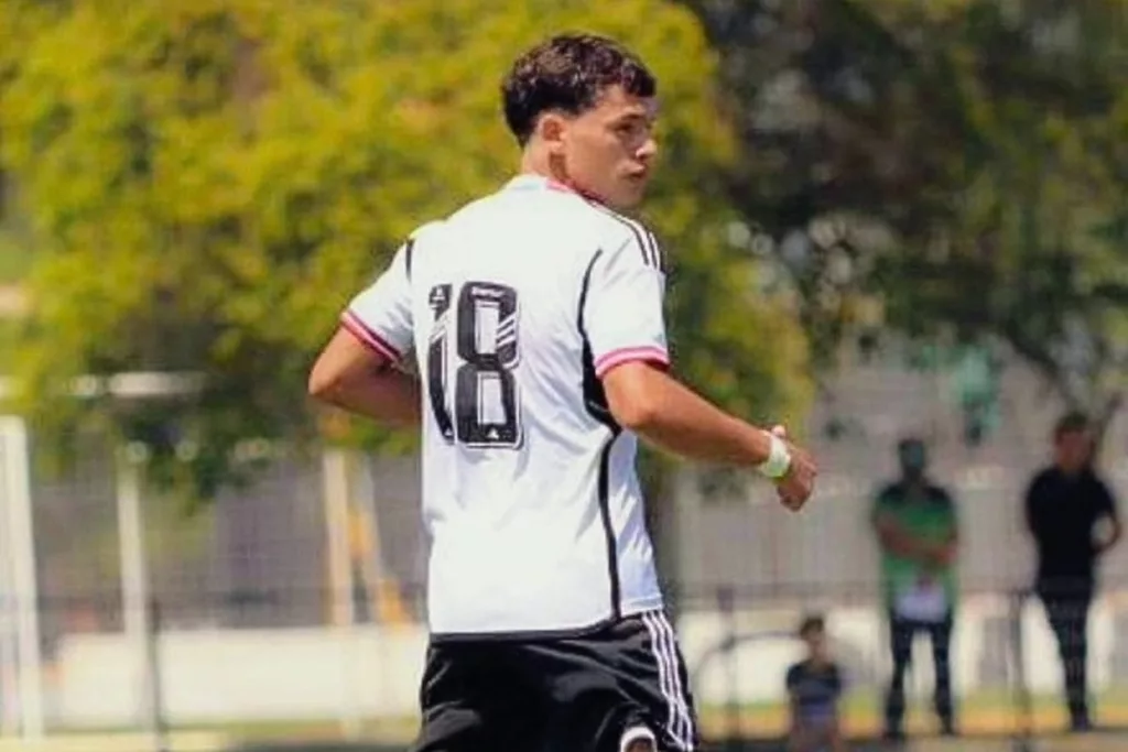 Nahuel Flores de costado durante un partido de Colo-Colo Sub-18.