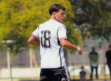 Nahuel Flores de costado durante un partido de Colo-Colo Sub-18.