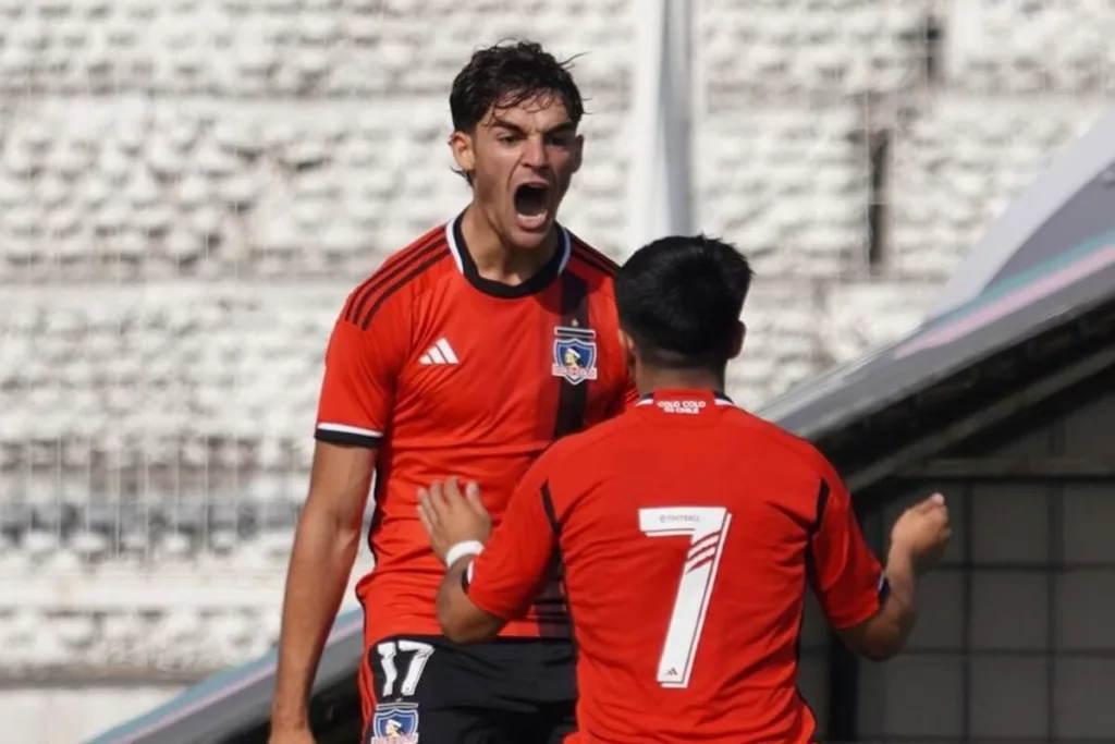 Bautista Giannoni celebrando su primer gol con la camiseta de Colo-Colo.