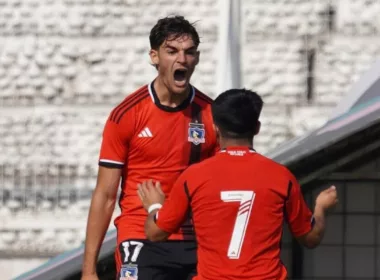 Bautista Giannoni celebrando su primer gol con la camiseta de Colo-Colo.