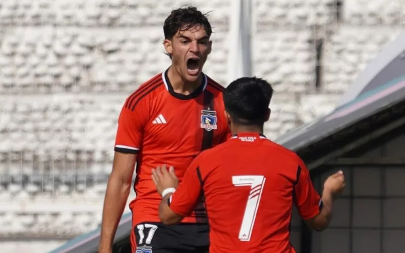 Bautista Giannoni celebrando su primer gol con la camiseta de Colo-Colo.