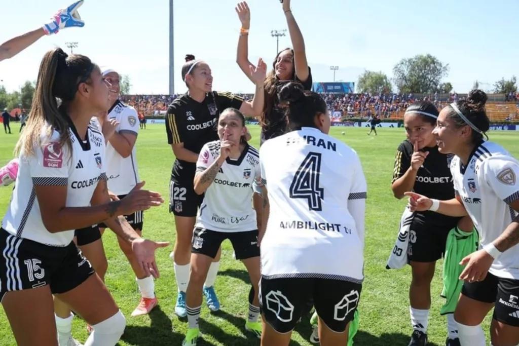 Colo-Colo Femenino celebrando el triunfo vs Universidad de Chile.