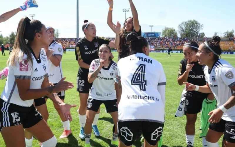 Colo-Colo Femenino celebrando el triunfo vs Universidad de Chile.