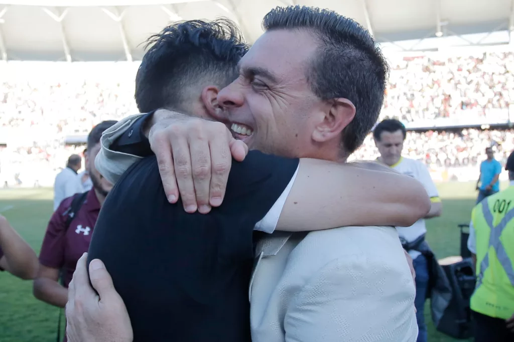 Pablo Guede abrazado con Gabriel Suazo, celebrando el título de campeón del Torneo de Transición 2017.