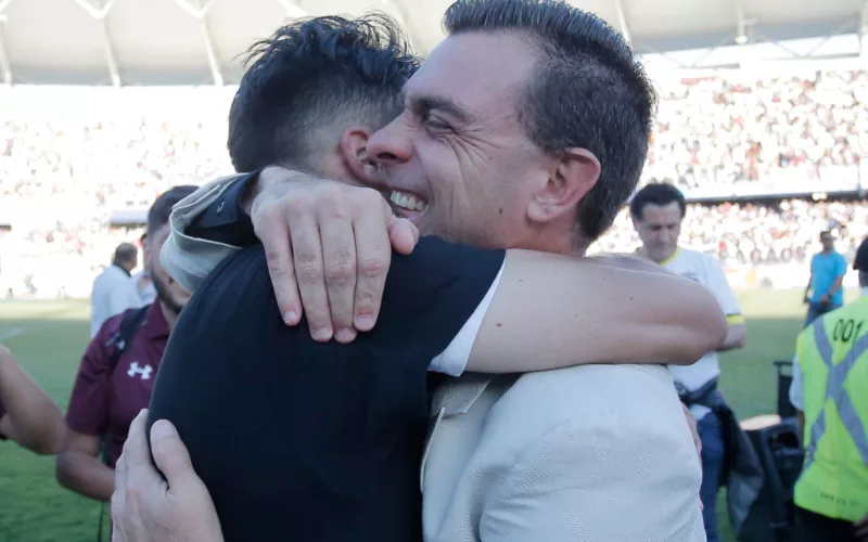 Pablo Guede abrazado con Gabriel Suazo, celebrando el título de campeón del Torneo de Transición 2017.