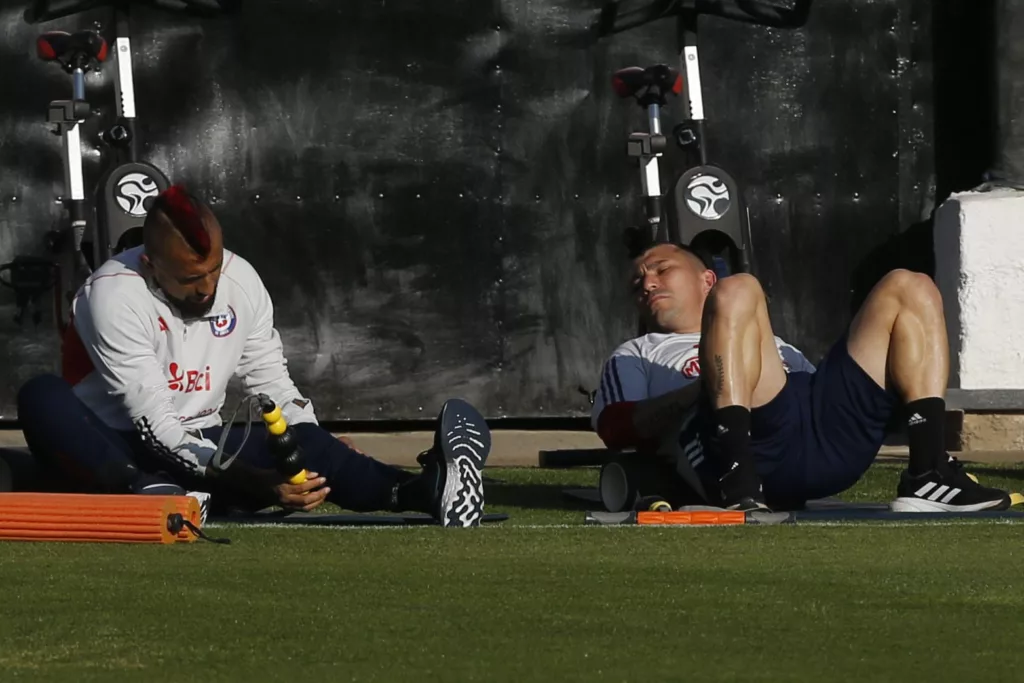 Primer plano a Arturo Vidal y Gary Medel en la Selección Chilena.