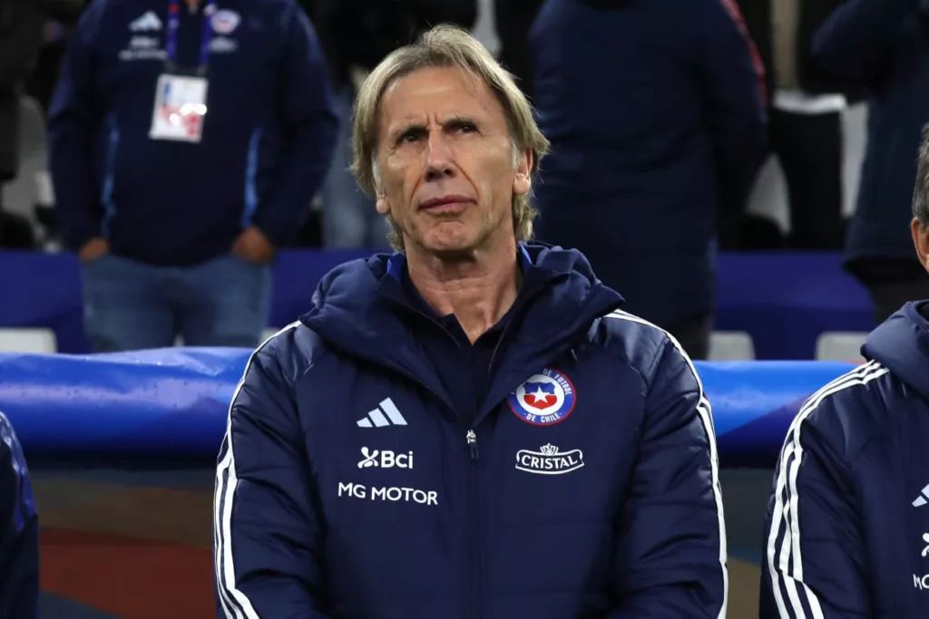 Primer plano a Ricardo Gareca con indumentaria de la Selección Chilena.