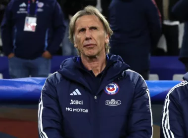 Primer plano a Ricardo Gareca con indumentaria de la Selección Chilena.