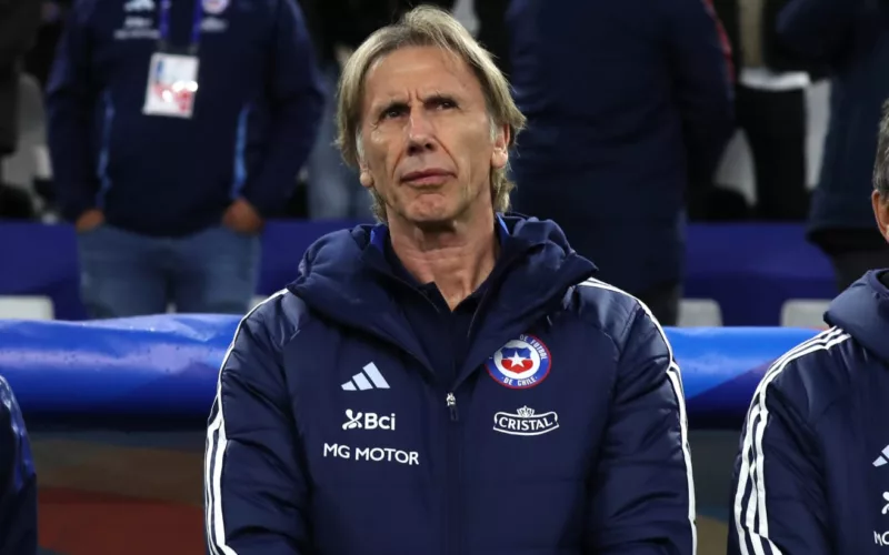 Primer plano a Ricardo Gareca con indumentaria de la Selección Chilena.