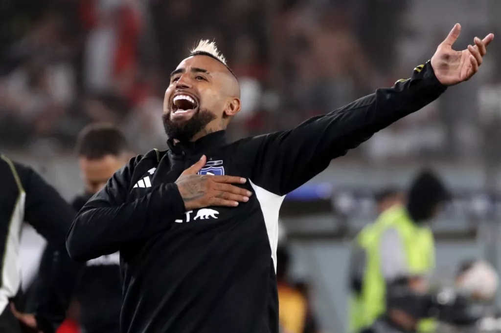 Arturo Vidal celebrando un gol con Colo-Colo en Copa Libertadores.