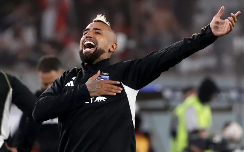 Arturo Vidal celebrando un gol con Colo-Colo en Copa Libertadores.