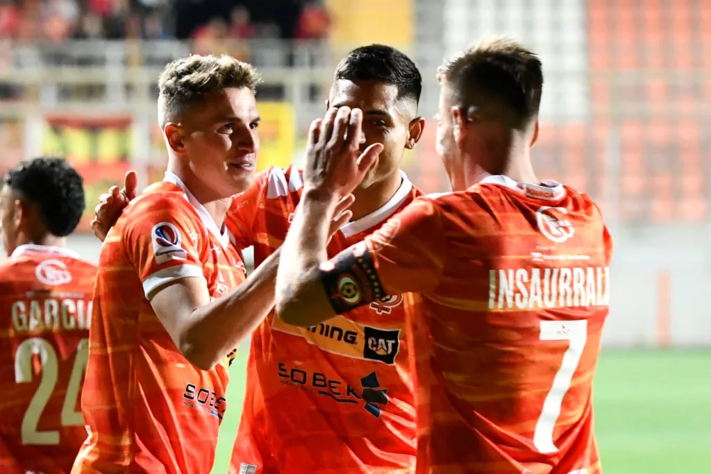 Jugadores de Cobreloa celebrando un gol.