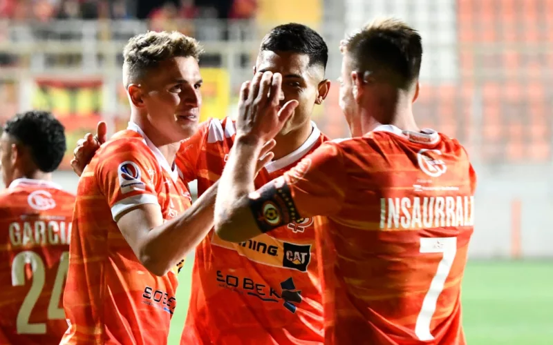 Jugadores de Cobreloa celebrando un gol.