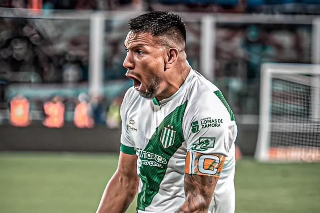 Andrés Chávez celebrando un gol con Banfield.