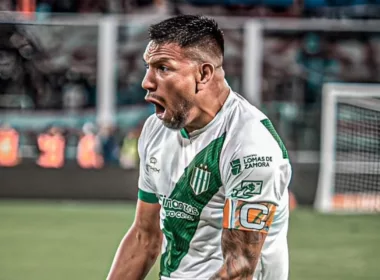 Andrés Chávez celebrando un gol con Banfield.