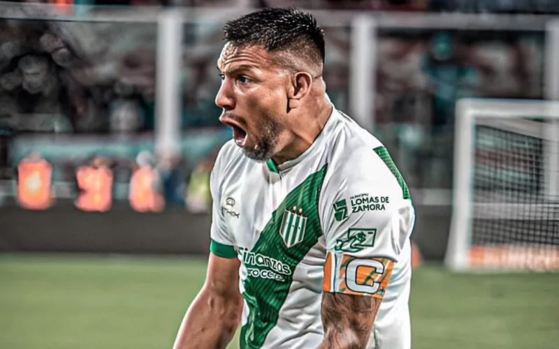 Andrés Chávez celebrando un gol con Banfield.