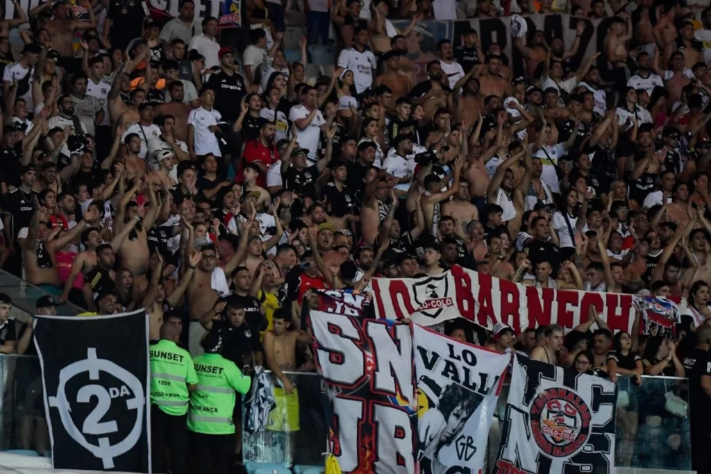 Hinchas de Colo-Colo en el Estadio Maracaná en el partido frente a Fluminense.