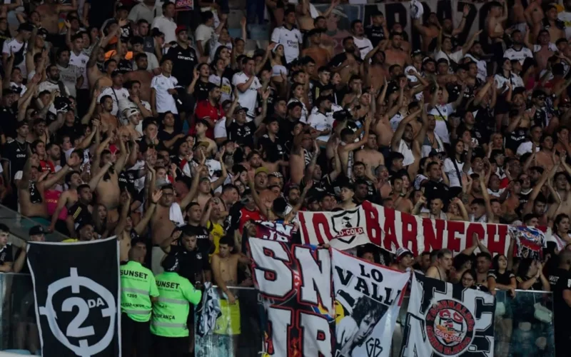 Hinchas de Colo-Colo en el Estadio Maracaná en el partido frente a Fluminense.