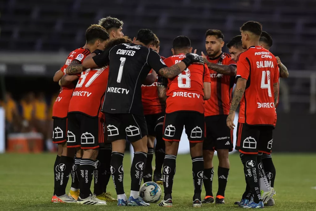 Plantel de Colo-Colo reunido con camiseta roja.