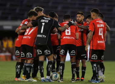 Plantel de Colo-Colo reunido con camiseta roja.