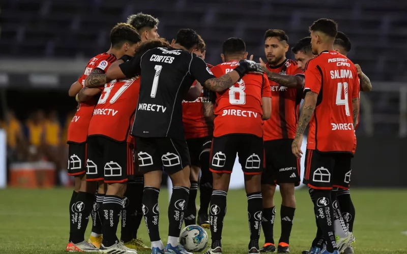 Plantel de Colo-Colo reunido con camiseta roja.