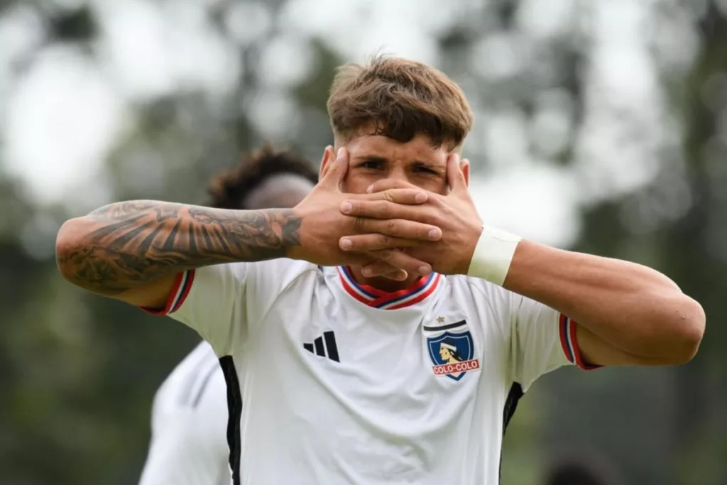 Primer plano a Danilo Saavedra celebrando un gol con Colo-Colo Sub-18