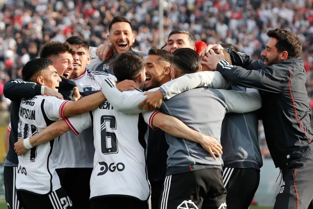 Plantel de Colo-Colo abraado celebrando un triunfo.