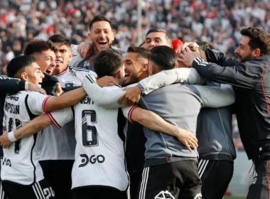 Plantel de Colo-Colo abraado celebrando un triunfo.