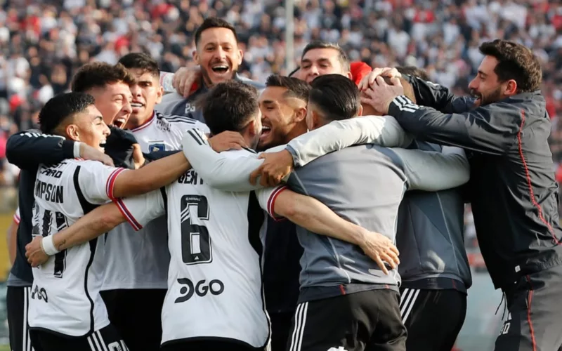 Plantel de Colo-Colo abraado celebrando un triunfo.