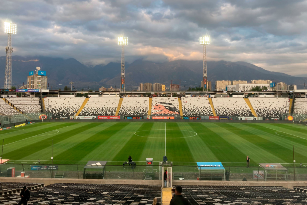 Foto del Estadio Monumental con vistas a la cordillera desde el sector óceano.