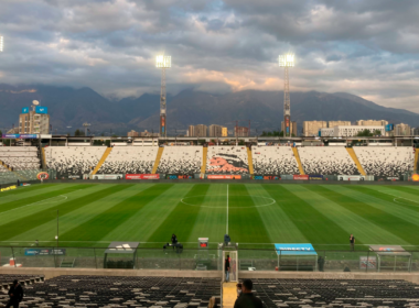 Foto del Estadio Monumental con vistas a la cordillera desde el sector óceano.