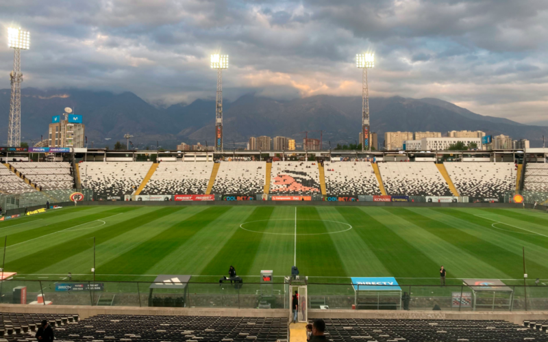 Foto del Estadio Monumental con vistas a la cordillera desde el sector óceano.