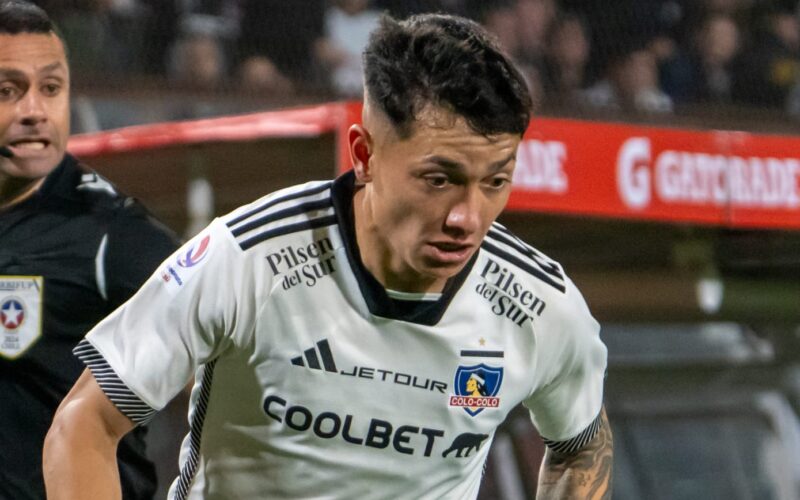 Primer plano a Cristián Zavala con camiseta de Colo-Colo.