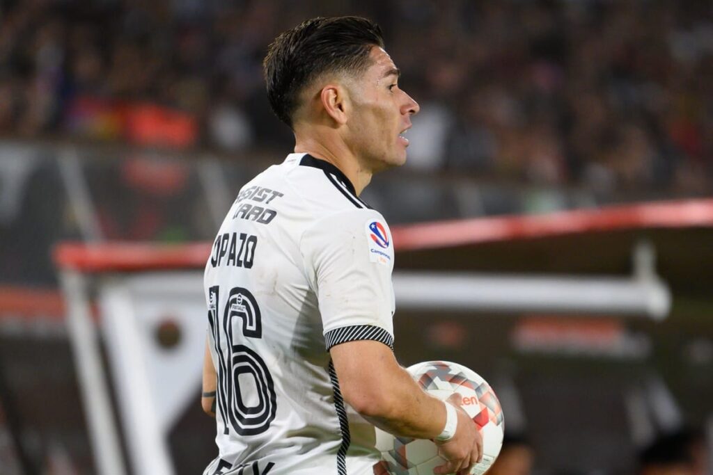 Primer plano a Óscar Opazo sacando un lateral en el partido ante Cobreloa en el Estadio Monumental.