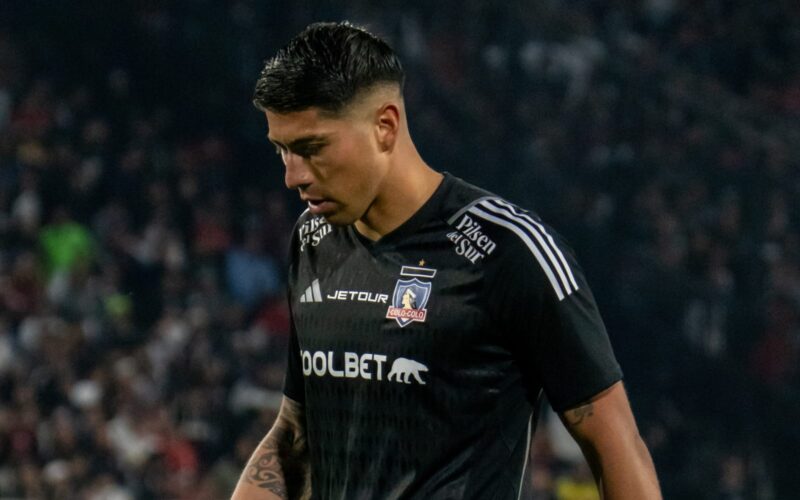 Primer plano a Brayan Cortés retirándose del Estadio Monumental tras ser expulsado.