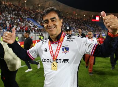 Primer plano a Gustavo Quinteros con camiseta de Colo-Colo celebrando el título de Copa Chile 2023.