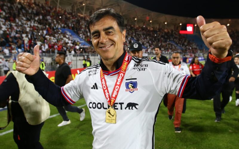 Primer plano a Gustavo Quinteros con camiseta de Colo-Colo celebrando el título de Copa Chile 2023.