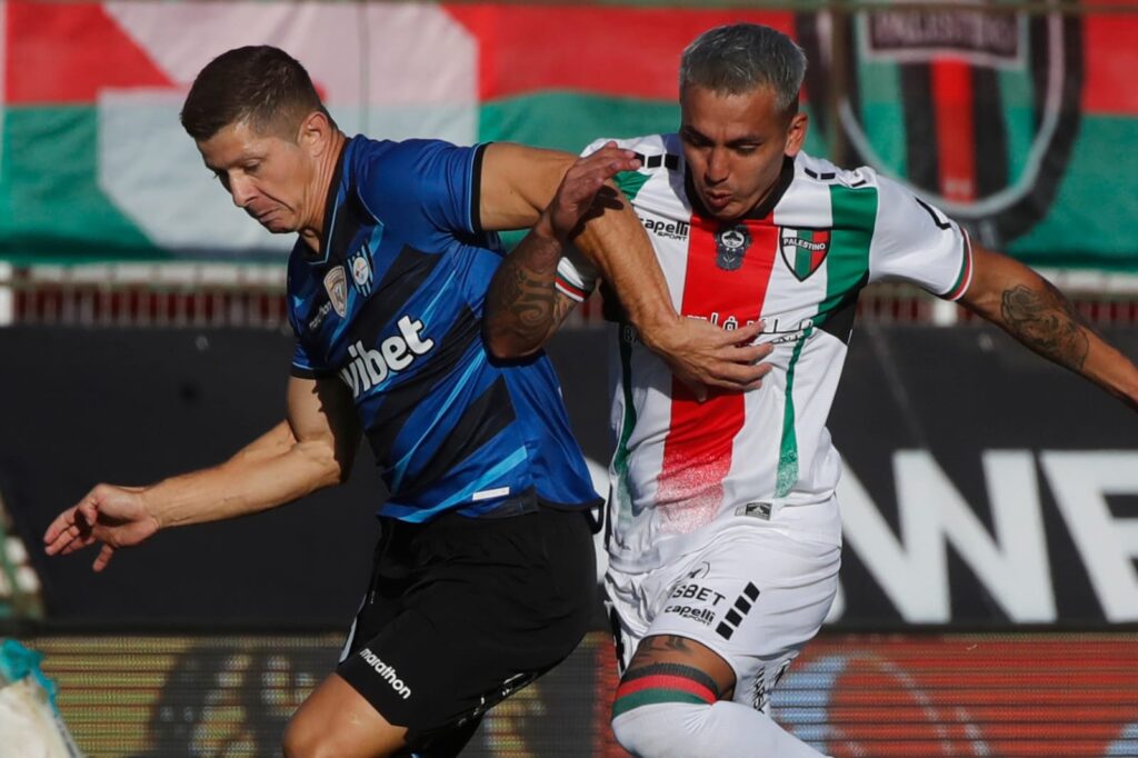 Primer plano a jugadores de Huachipato vs Palestino disputando un balón.