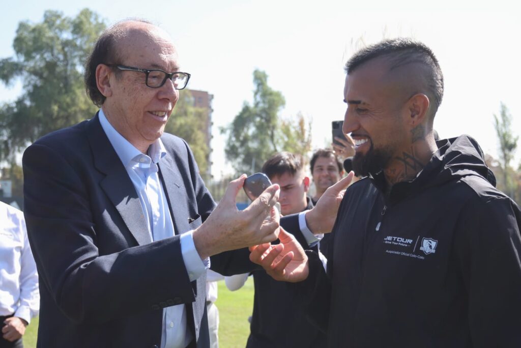 Primer plano a Alfredo Stöhwing y Arturo Vidal en el Estadio Monumental.