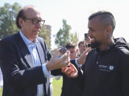 Primer plano a Alfredo Stöhwing y Arturo Vidal en el Estadio Monumental.