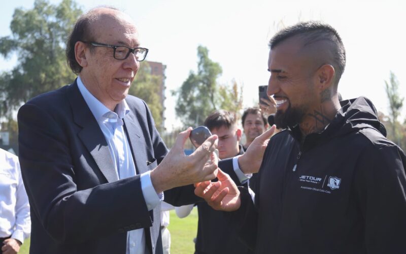 Primer plano a Alfredo Stöhwing y Arturo Vidal en el Estadio Monumental.