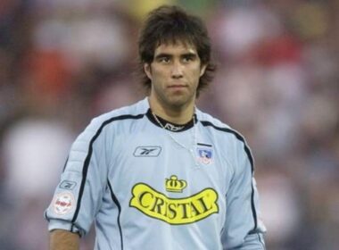 Primer plano a Claudio Bravo con la camiseta de Colo-Colo.