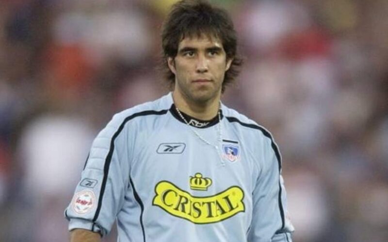 Primer plano a Claudio Bravo con la camiseta de Colo-Colo.