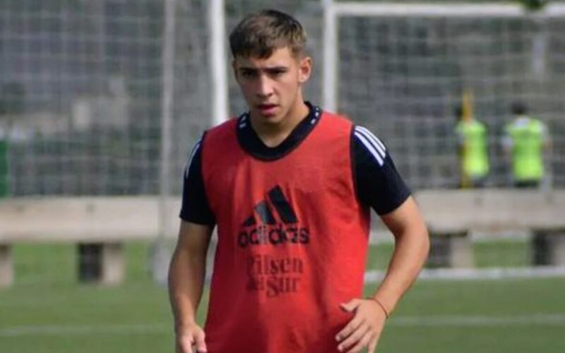 Primer plano a Fidel Tourn en un entrenamiento de Colo-Colo Proyección.