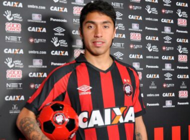 Primer plano a Luciano Cabral con camiseta de Athletico Paranaense.