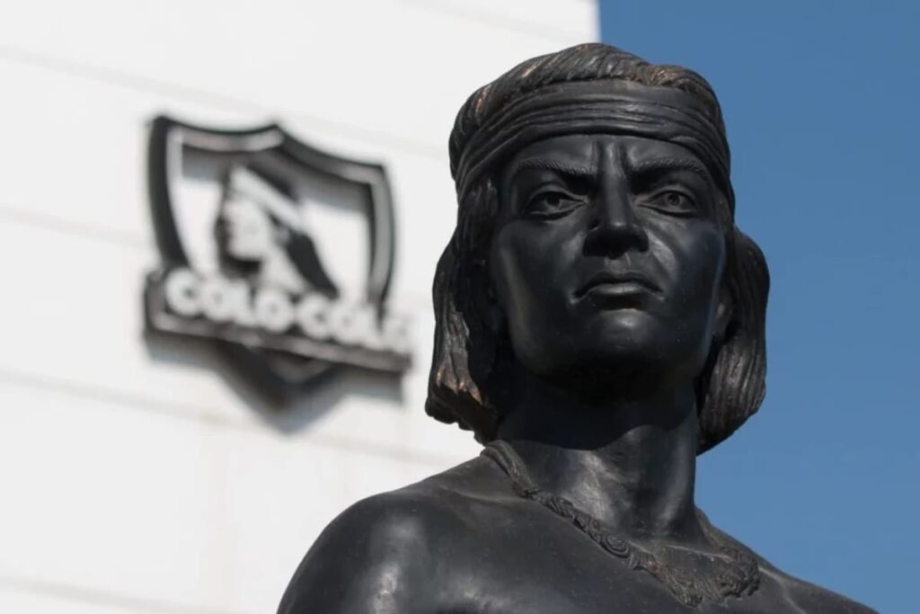 Estatua de un Indio Estadio Monumental