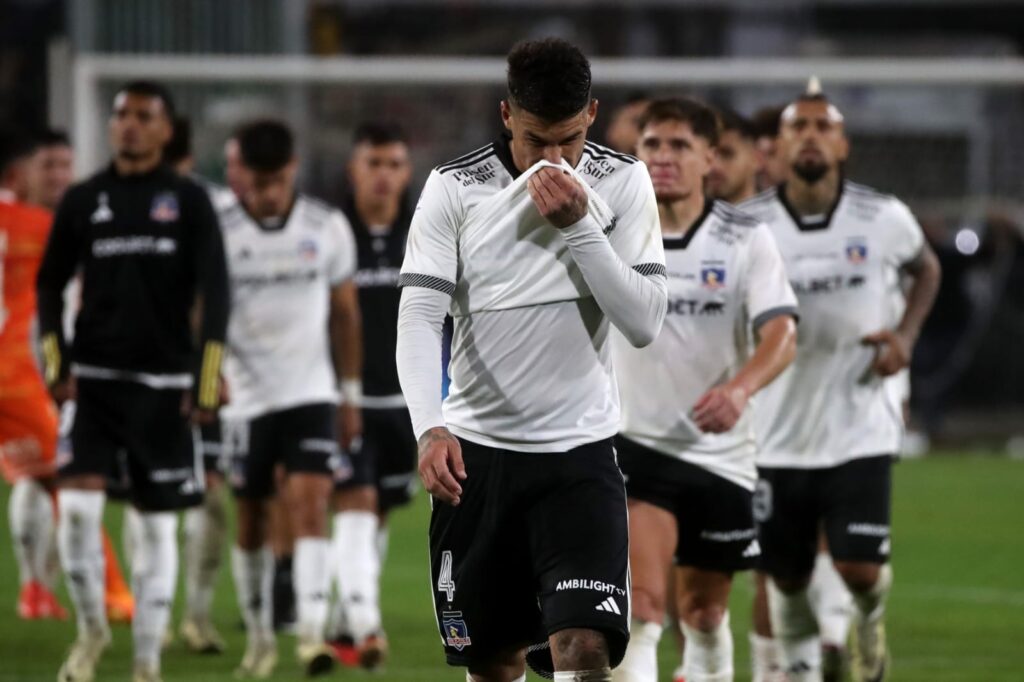 Plantel de Colo-Colo saliendo de la cancha ante Cobreloa