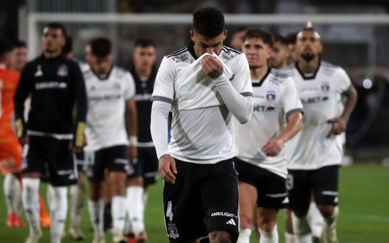 Plantel de Colo-Colo saliendo de la cancha ante Cobreloa